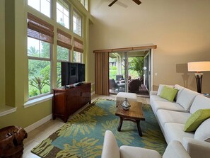Smart TV, books - 🏖️Mauna Lani Beach Club Access | 2BR w/ King Suites (Kamuela)