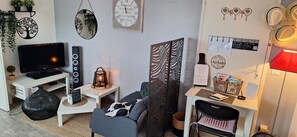 Living area - Studio Apartment 'La Perle Du Sud' with Private Terrace, Wi-Fi and Air Conditioning (Villeneuve-lès-Béziers)