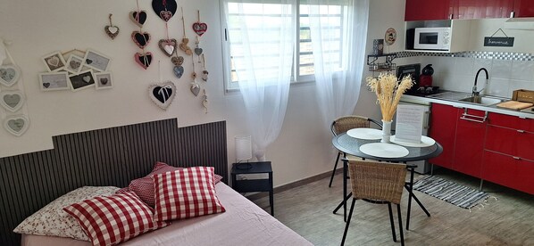 Room - Studio Apartment 'La Perle Du Sud' with Private Terrace, Wi-Fi and Air Conditioning (Villeneuve-lès-Béziers)