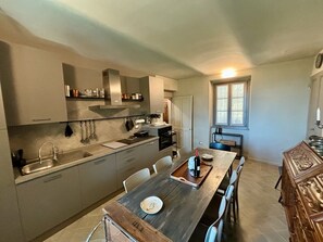 Four Ă micro-ondes, un four, surface de cuisson, lave-vaisselle