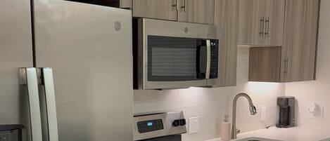 Coffee/tea maker, fridge, microwave, oven