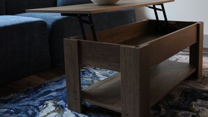 Una sala moderna con un sofá, una mesa de centro y un elemento decorativo en la pared.