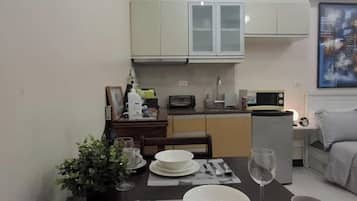 Comfort Studio, 1 Queen Bed with Sofa bed, Pool Access, City View | In-room dining