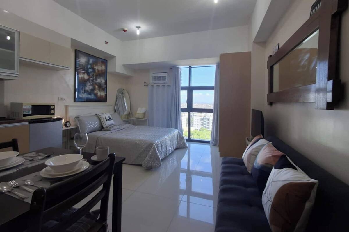 Comfort Studio, 1 Queen Bed with Sofa bed, Pool Access, City View | Living area
