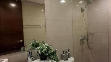 Comfort-Studio, 1 Queen-Bett und Schlafsofa, Poolzugang, Stadtblick | Badezimmer