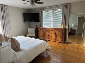 Tabla de planchar con plancha, internet y ropa de cama 