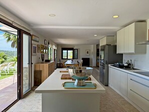 Fridge, microwave, oven, dishwasher - Finca El Refugio - Ole Solutions (Medina Sidonia)