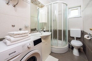 Douche, sèche-cheveux, serviettes fournies, savon
