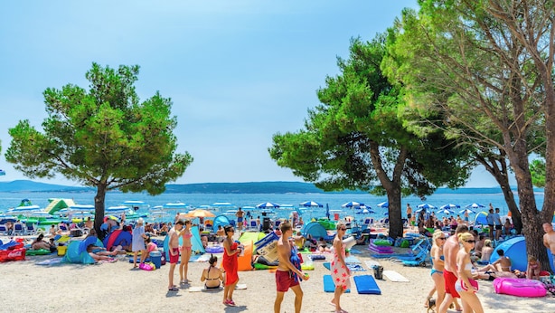 A beach with people, umbrellas, and beach chairs. - Well-kept vacation accommodation with private balcony and sea view (Dramalj)