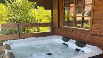 Tina de hidromasaje al aire libre