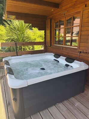 Outdoor spa tub