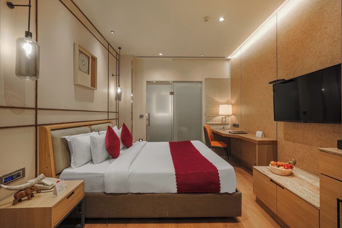 Basic Double Room | Minibar, in-room safe, iron/ironing board, rollaway beds
