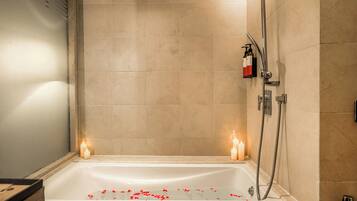 Executive Studio Suite | Bathroom