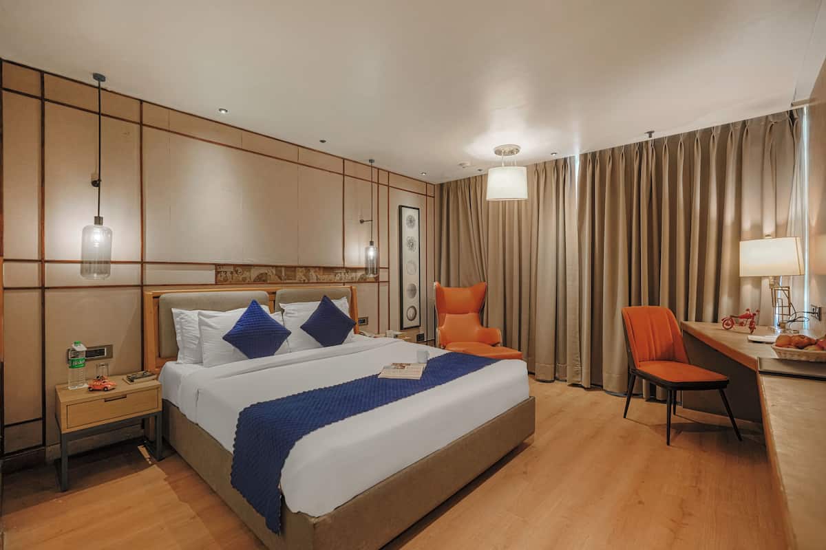 Deluxe Double or Twin Room | Minibar, in-room safe, iron/ironing board, rollaway beds