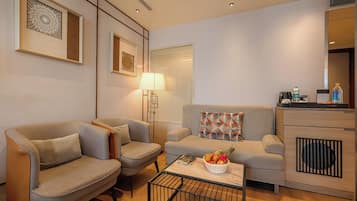Executive Studio Suite | Living area | 42-inch LED TV with digital channels