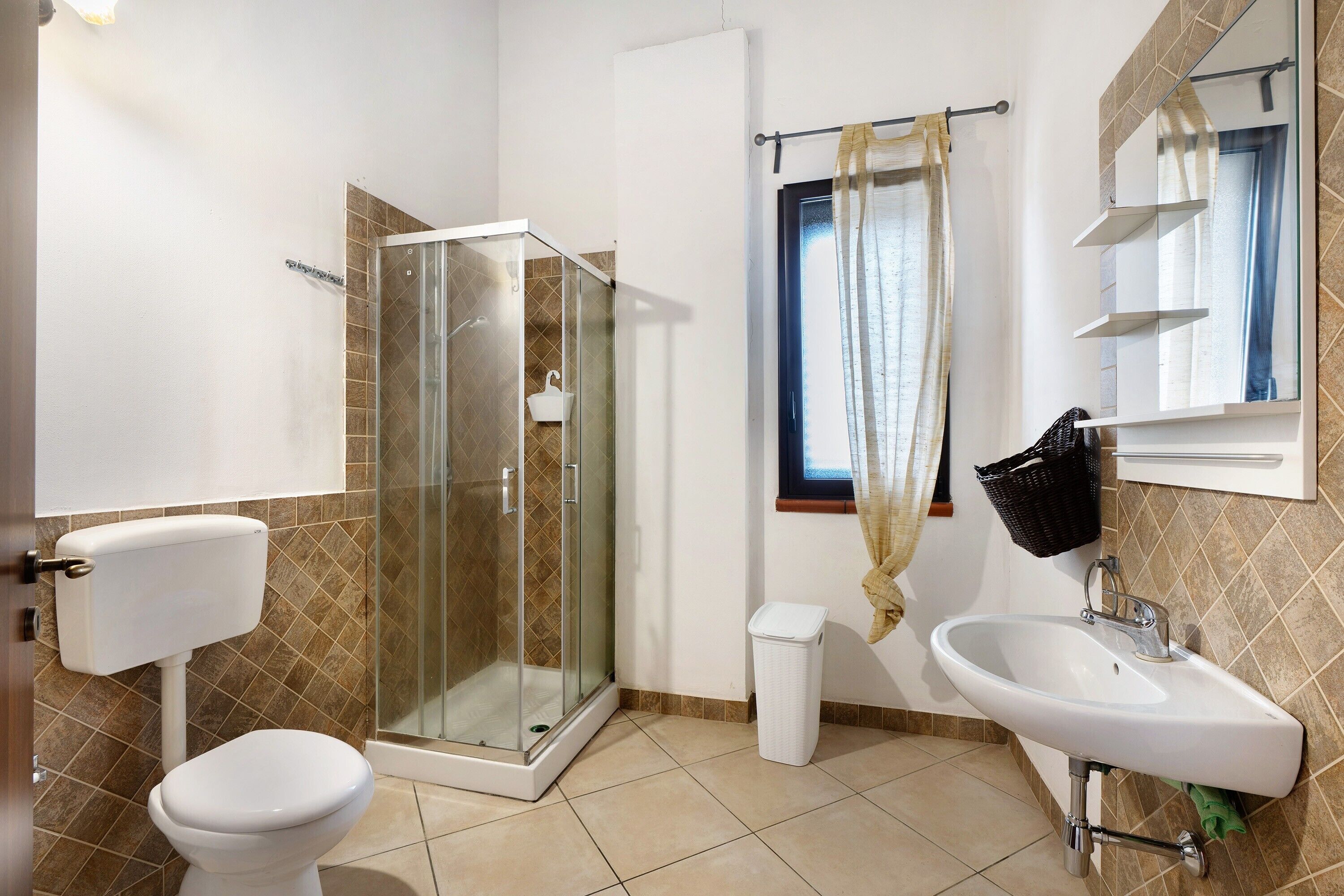 Een douche, een haardroger, handdoeken