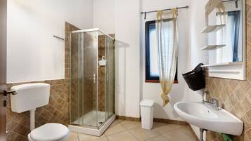 Een douche, een haardroger, handdoeken