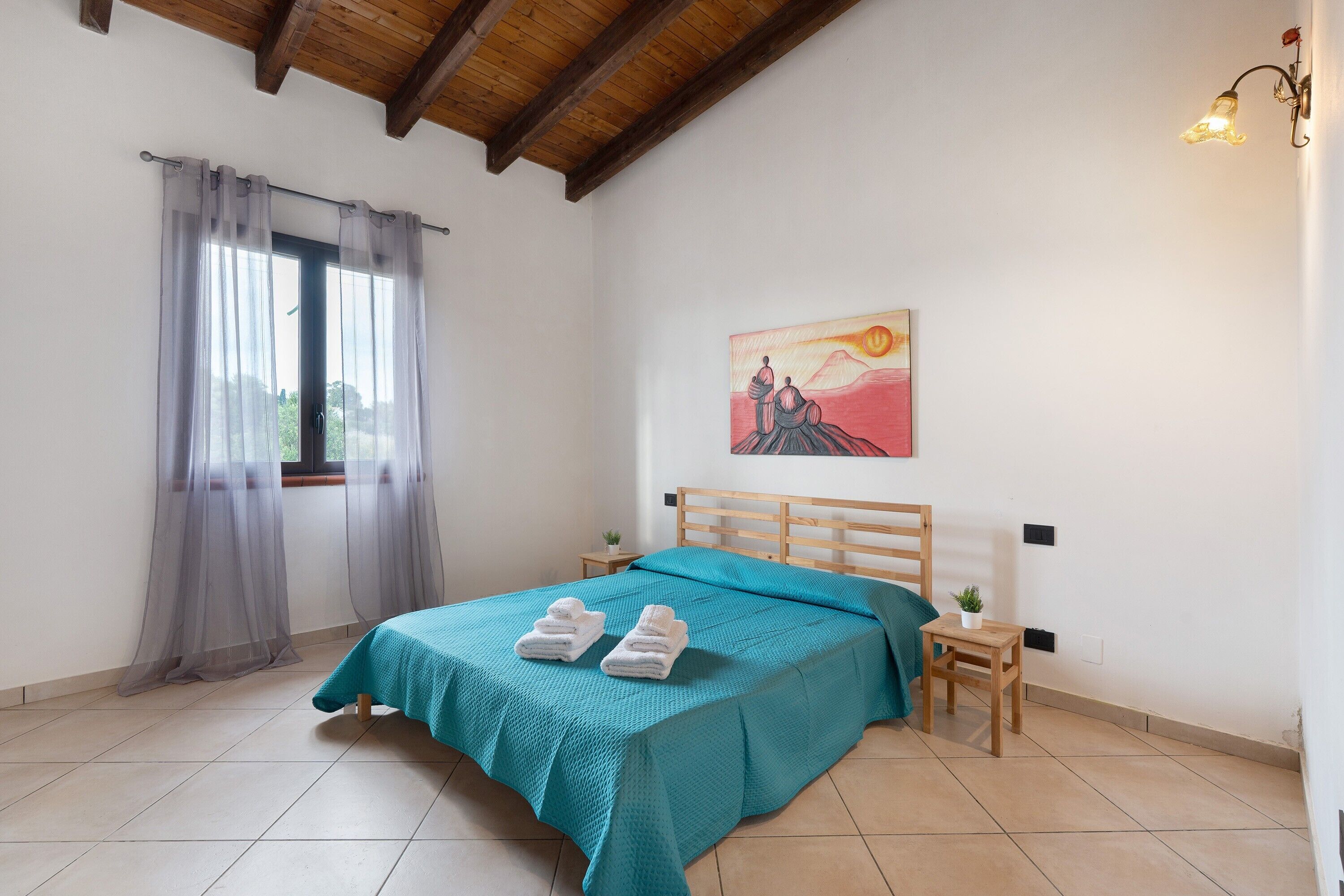 Tabla de planchar con plancha, wifi y ropa de cama 