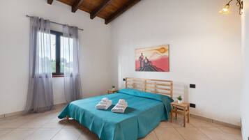 Tabla de planchar con plancha, wifi y ropa de cama
