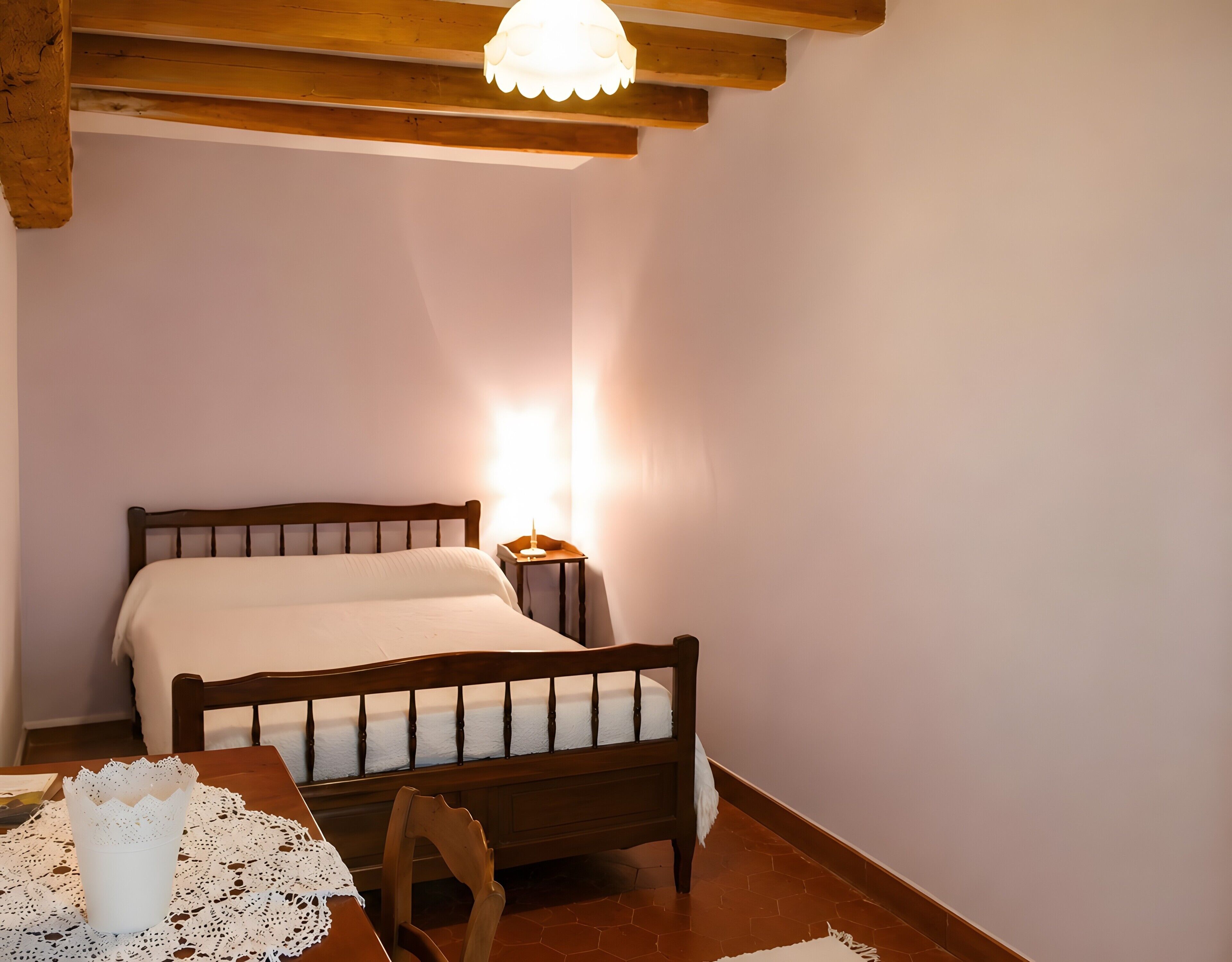 Une chambre à coucher avec un lit en bois, une table de chevet et une commode, ainsi qu’une chaise.