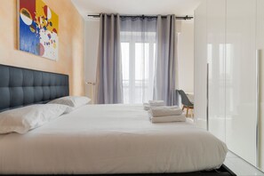 Iron/ironing board - GuestHost - Cozy 58m2 apartment, perfect for 4 people, located on the fifth floor of a building with lift.The accommodation is located in the Crescenzago area, well connected thanks to the Crescenzago metro stop (M2-Verde) and buses #44, #54, #51 and # (Milan)