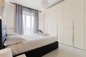 Iron/ironing board - GuestHost - Cozy 58m2 apartment, perfect for 4 people, located on the fifth floor of a building with lift.The accommodation is located in the Crescenzago area, well connected thanks to the Crescenzago metro stop (M2-Verde) and buses #44, #54, #51 and # (Milan)
