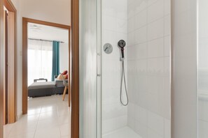 Shower, bidet, towels - GuestHost - Cozy 58m2 apartment, perfect for 4 people, located on the fifth floor of a building with lift.The accommodation is located in the Crescenzago area, well connected thanks to the Crescenzago metro stop (M2-Verde) and buses #44, #54, #51 and # (Milan)