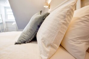 Tabla de planchar con plancha, cuna de viaje, wifi gratis y ropa de cama