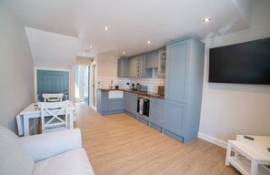 Smart TV - Holdens Cottage offers a high-standard, one-bedroom apartment perfect for couples seeking a romantic break. This first-floor apartment boasts a central location and is equipped with all modern conveniences for a comfortable and enjoyable stay. (Whitstable)