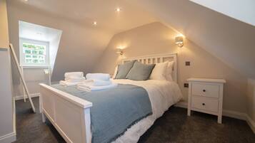 Iron/ironing board, travel crib, free WiFi, bed sheets