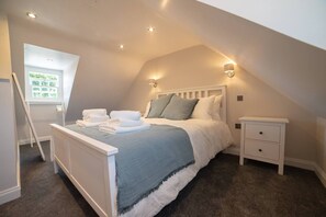 Iron/ironing board, travel cot, free WiFi, bed sheets - Holdens Cottage offers a high-standard, one-bedroom apartment perfect for couples seeking a romantic break. This first-floor apartment boasts a central location and is equipped with all modern conveniences for a comfortable and enjoyable stay. (Whitstable)