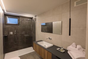Eco-friendly toiletries, hair dryer, towels - Terra Art Suite   Lake View and Hot Tub (BARDOLINO)