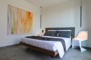 2 bedrooms, WiFi, bed sheets - Terra Art Suite   Lake View and Hot Tub (BARDOLINO)