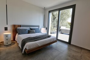 2 bedrooms, WiFi, bed sheets - Terra Art Suite   Lake View and Hot Tub (BARDOLINO)