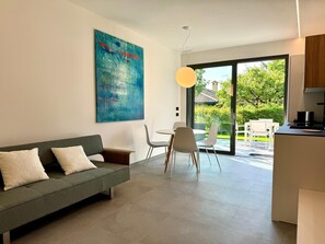 Living area - Acqua Art Suite   Apartment with garden (BARDOLINO)