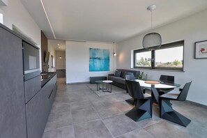 Interior - Aria Art Suite   Lake View Terrace and Private Hot Tub (BARDOLINO)