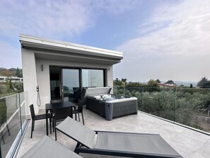 Outdoor dining - Aria Art Suite   Lake View Terrace and Private Hot Tub (BARDOLINO)