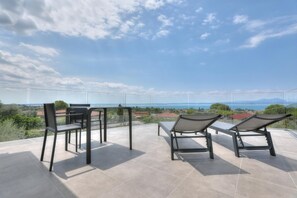 Outdoor dining - Aria Art Suite   Lake View Terrace and Private Hot Tub (BARDOLINO)