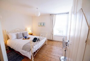 Bügeleisen/Bügelbrett, Reisekinderbett, kostenloses WLAN, Bettwäsche