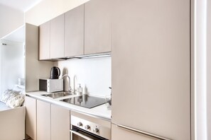 Kühlschrank, Mikrowelle, Toaster, Gewürze