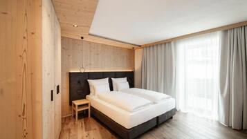 In-room safe, blackout curtains, free WiFi, bed sheets