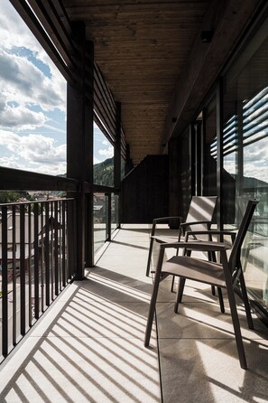 Deluxe-Suite, 2 Schlafzimmer, Balkon, Bergseite | Balkon