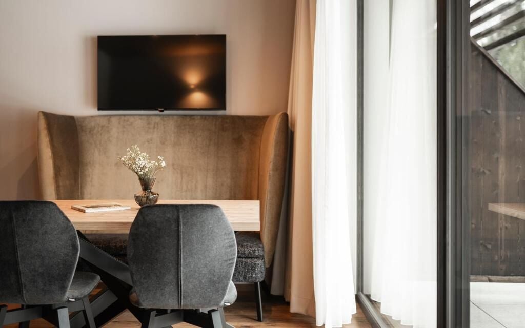 Deluxe-Suite, 2 Schlafzimmer, Balkon, Bergseite | Wohnzimmer