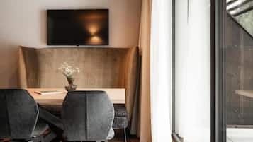 Deluxe-Suite, 2 Schlafzimmer, Balkon, Bergseite | Wohnzimmer