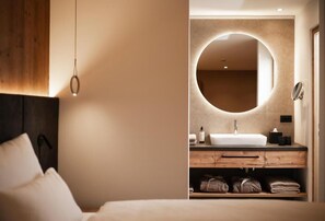 Suite Deluks, 2 kamar tidur, balkon, tepi gunung | Brankas, tirai kedap cahaya, Wi-Fi gratis, dan seprai linen