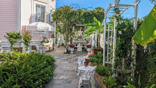 1885 Rose Cottage-East End Carriage House-Lower Unit-Close to Cruises & Strand!