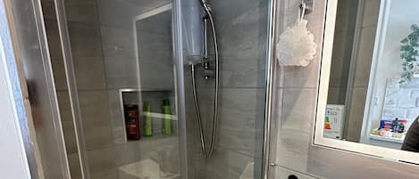 Shower, hair dryer, bidet, towels