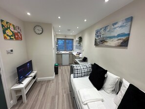 Iron/ironing board, WiFi, bed sheets - Cozy, Sunny, and Private studio (Pinner)