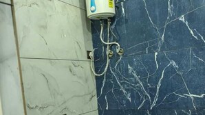 豪華四人房 | 浴室 | 提供毛巾、番梘、洗頭水