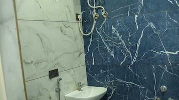 Deluxe Quadruple Room | Bathroom